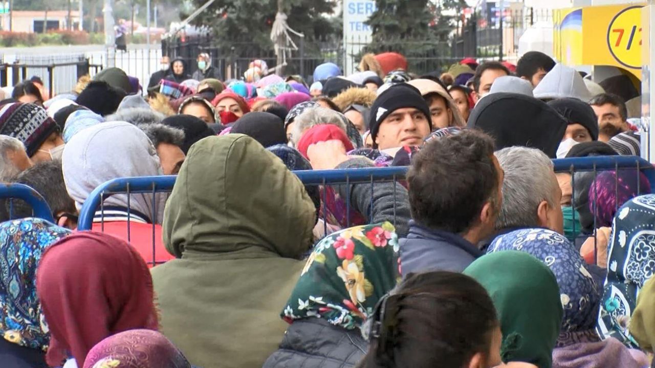 Son dakika... Esenyurt'ta PTT önünde yoğunluk... 'Sosyal mesafe' kuralına yine uyulmadı 1