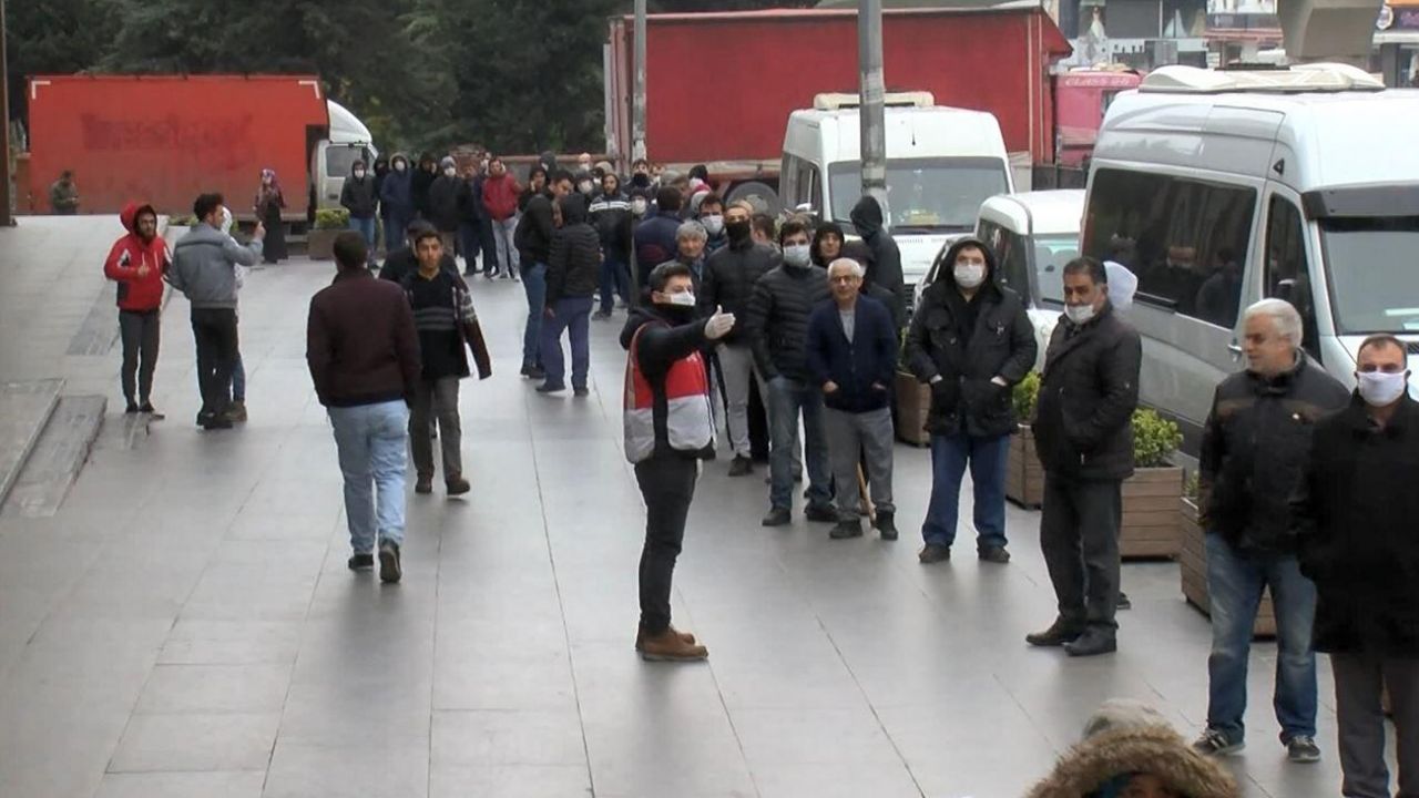 Son dakika... Esenyurt'ta PTT önünde yoğunluk... 'Sosyal mesafe' kuralına yine uyulmadı 2