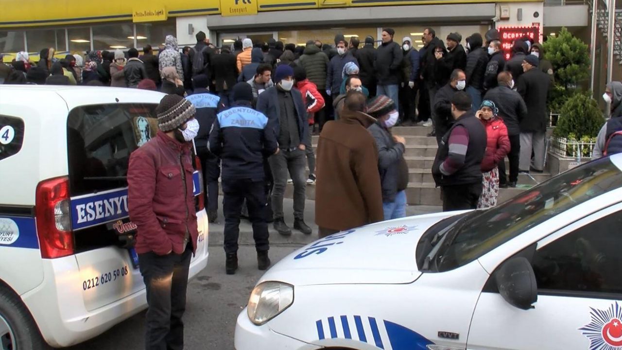 Son dakika... Esenyurt'ta PTT önünde yoğunluk... 'Sosyal mesafe' kuralına yine uyulmadı 3