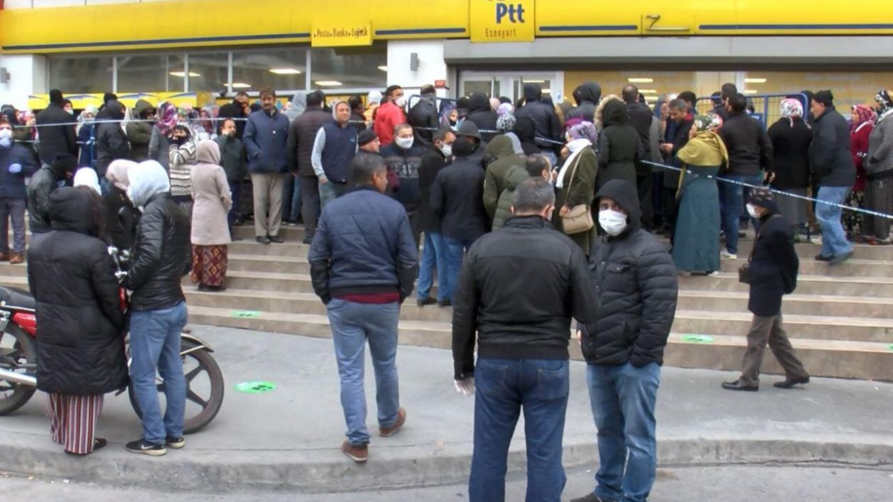 Son dakika... Esenyurt'ta PTT önünde yoğunluk... 'Sosyal mesafe' kuralına yine uyulmadı 4
