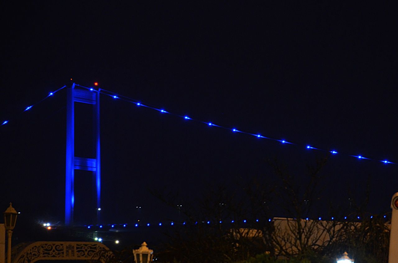 İstanbul'un simgeleri Otizm için maviye büründü... 2
