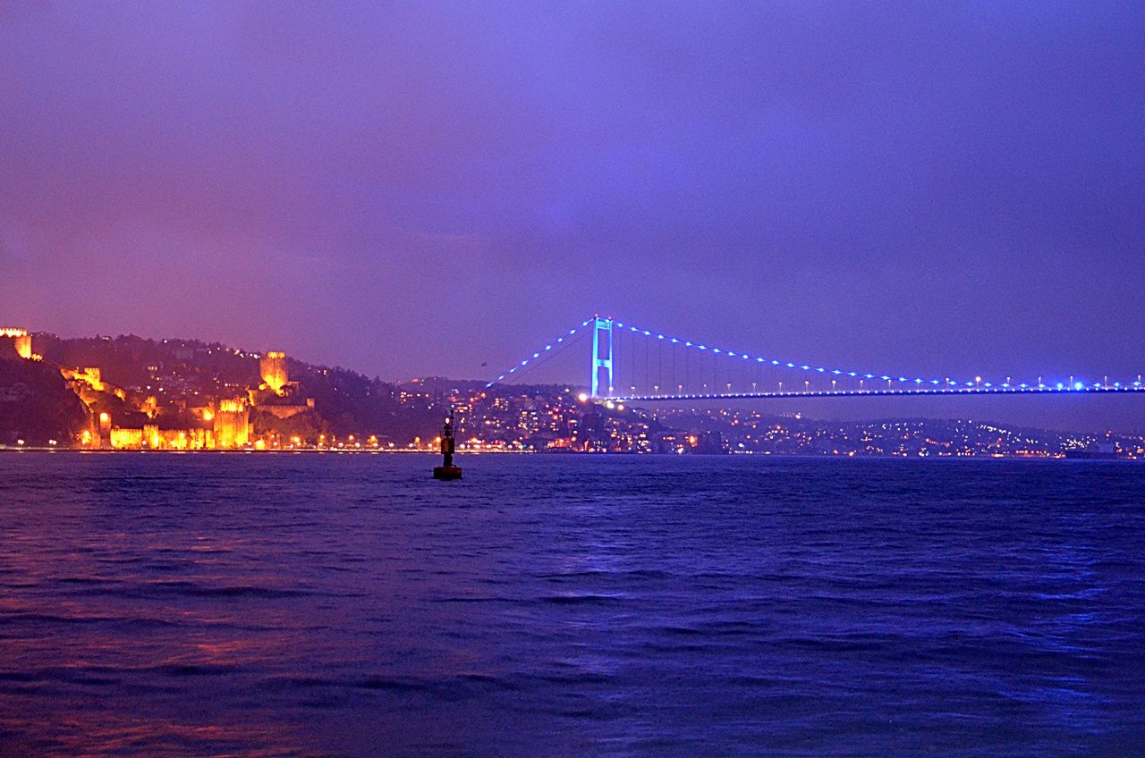 İstanbul'un simgeleri Otizm için maviye büründü... 3