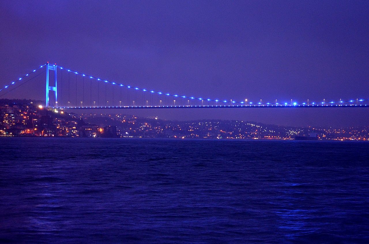 İstanbul'un simgeleri Otizm için maviye büründü... 4