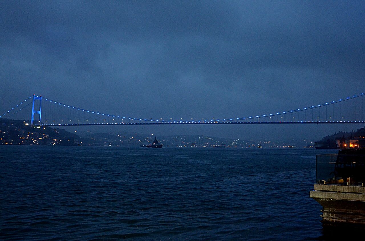 İstanbul'un simgeleri Otizm için maviye büründü... 5