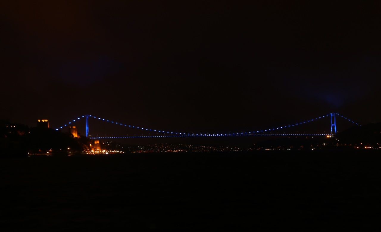 İstanbul'un simgeleri Otizm için maviye büründü... 6