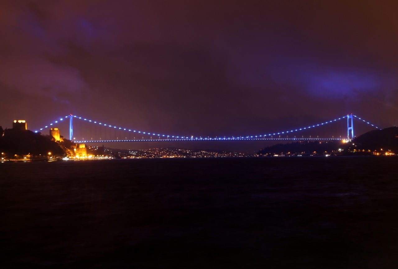İstanbul'un simgeleri Otizm için maviye büründü... 7