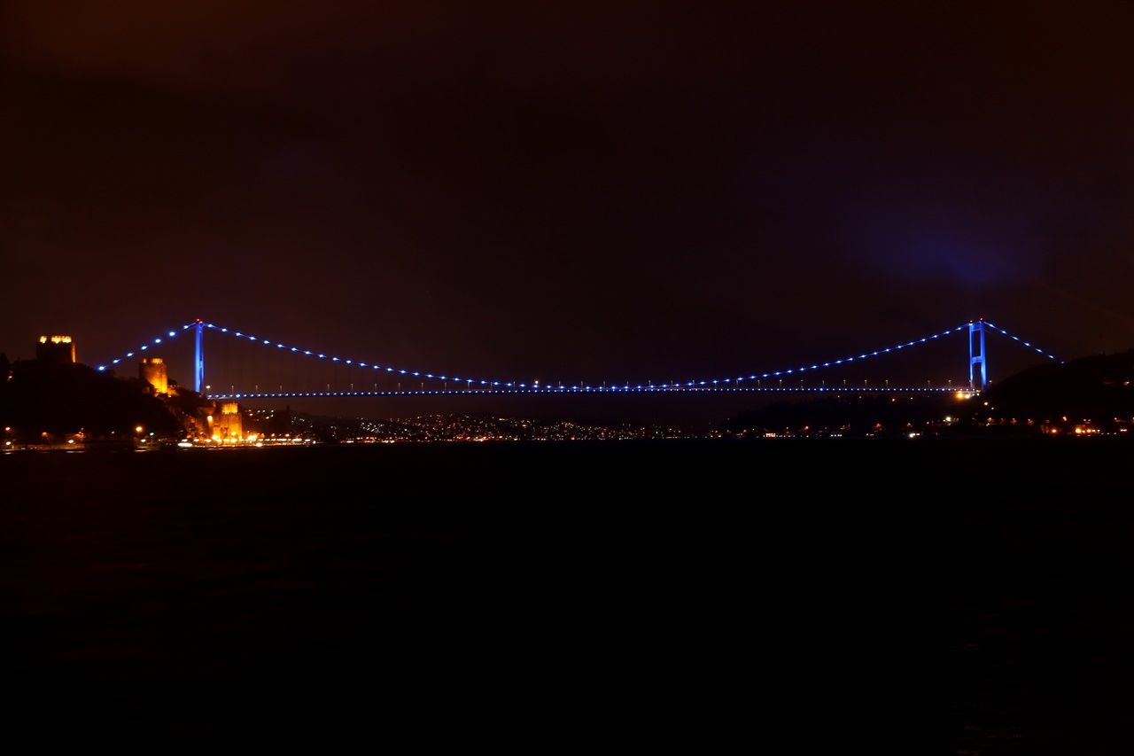 İstanbul'un simgeleri Otizm için maviye büründü... 8