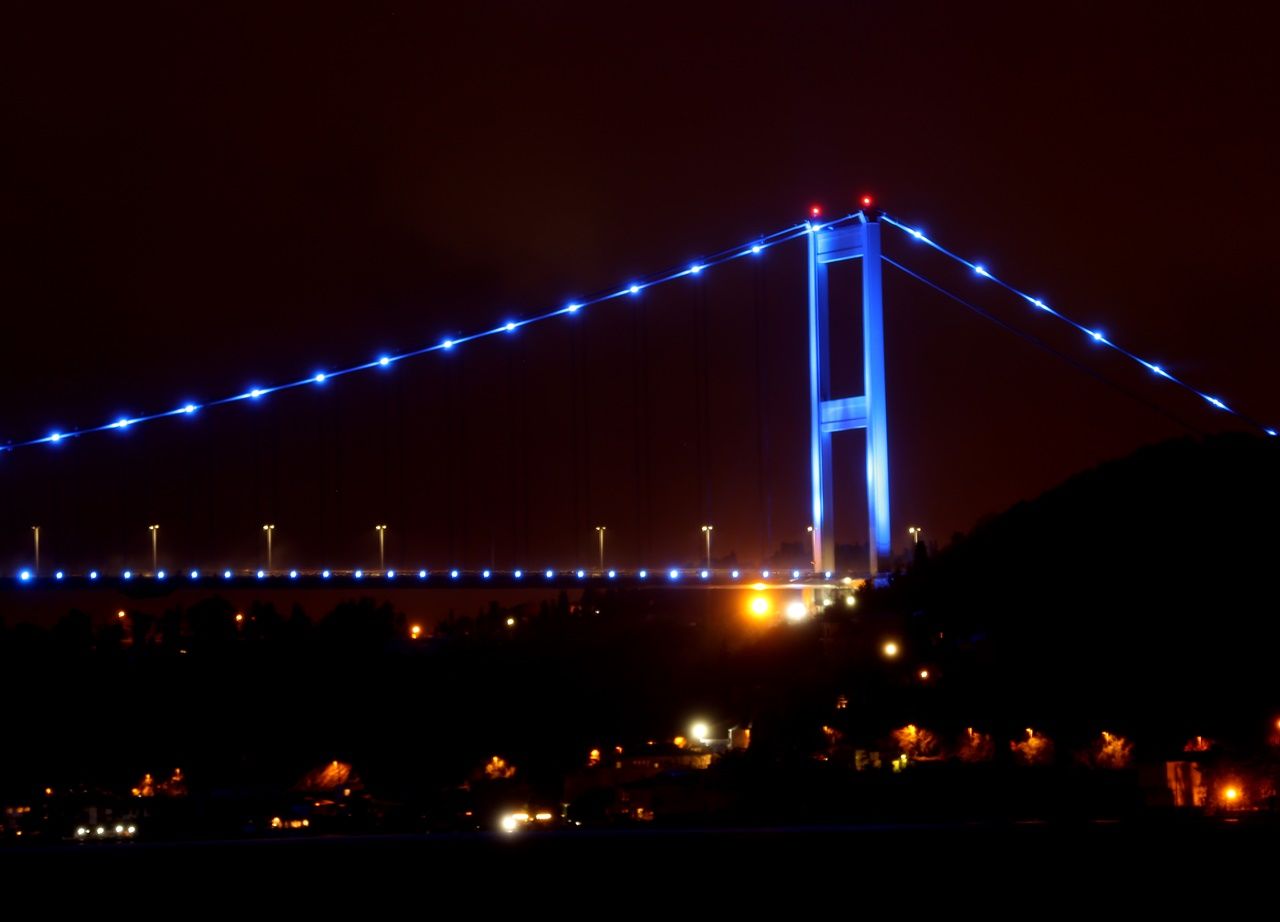 İstanbul'un simgeleri Otizm için maviye büründü... 9