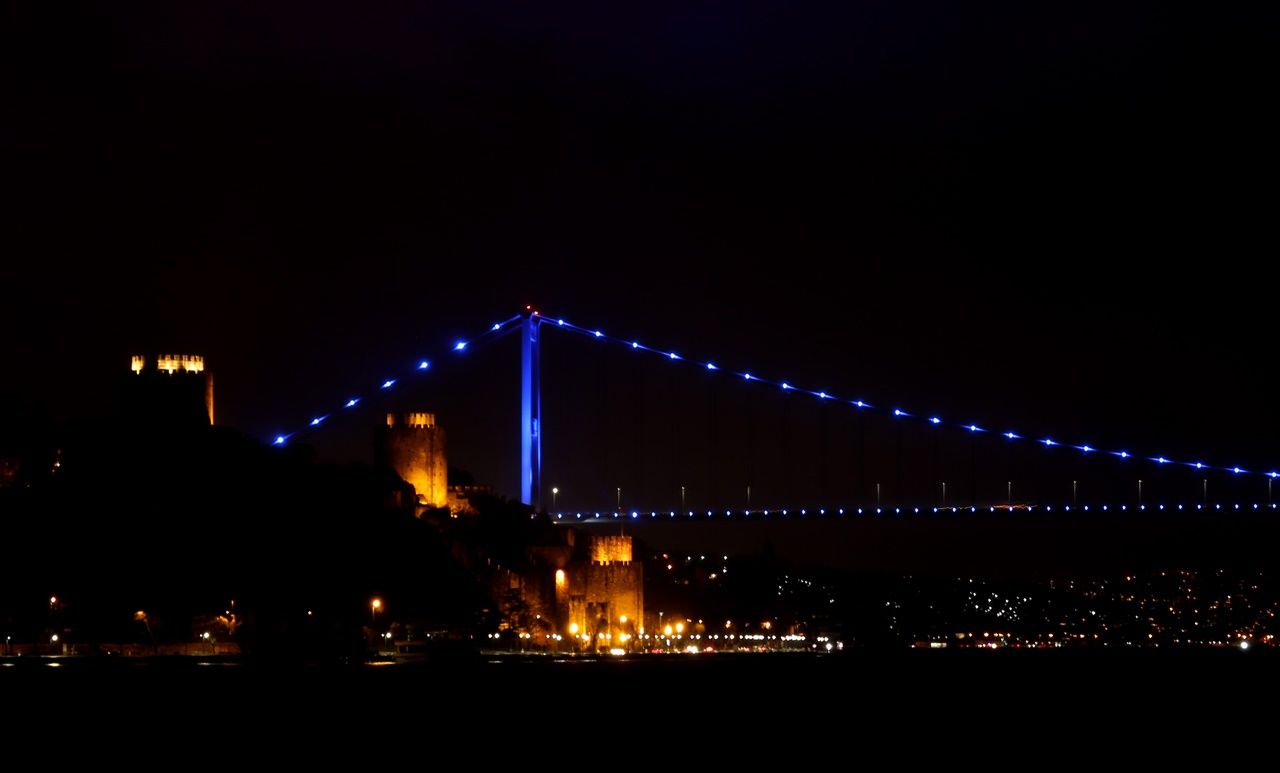 İstanbul'un simgeleri Otizm için maviye büründü... 10