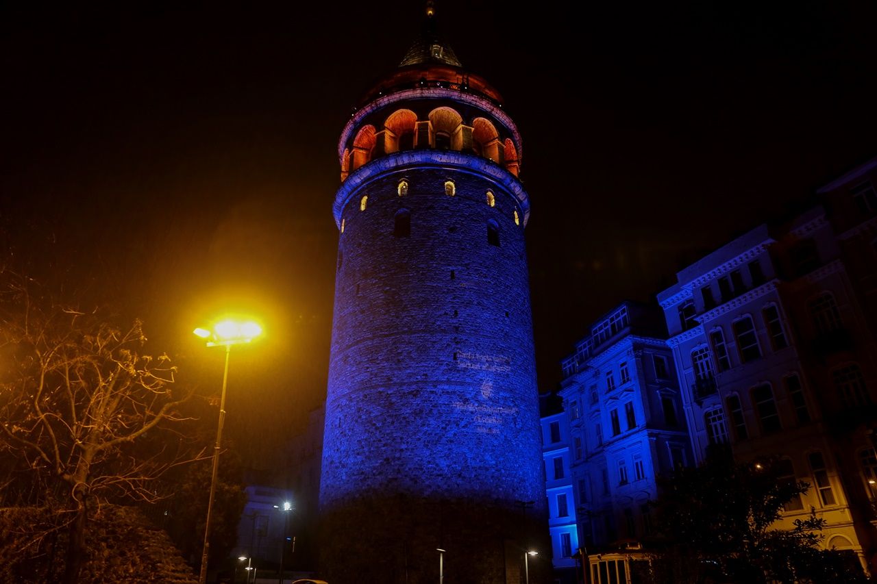 İstanbul'un simgeleri Otizm için maviye büründü... 11