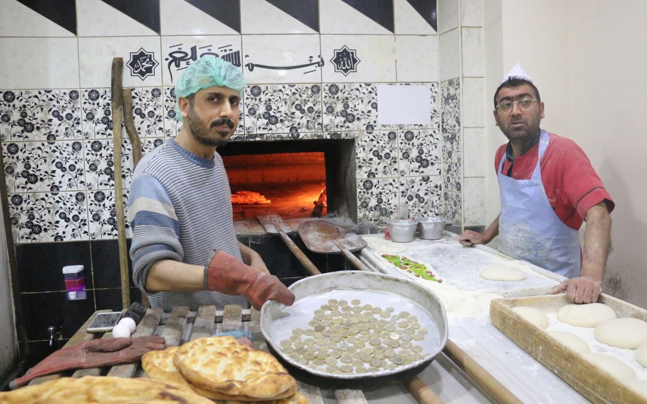 Madeni paraları fırında ısıtıp müşterilere veriyor 5