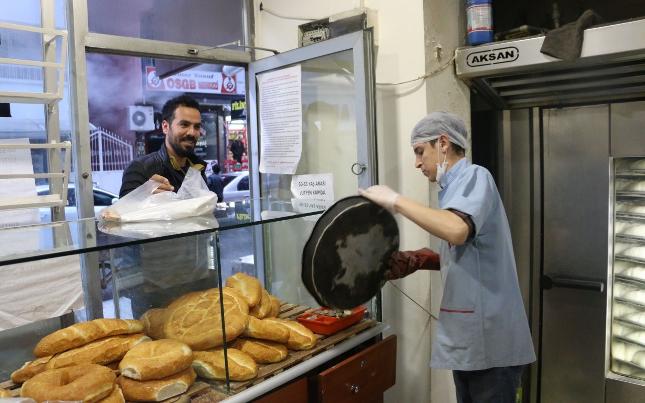 Madeni paraları fırında ısıtıp müşterilere veriyor 1