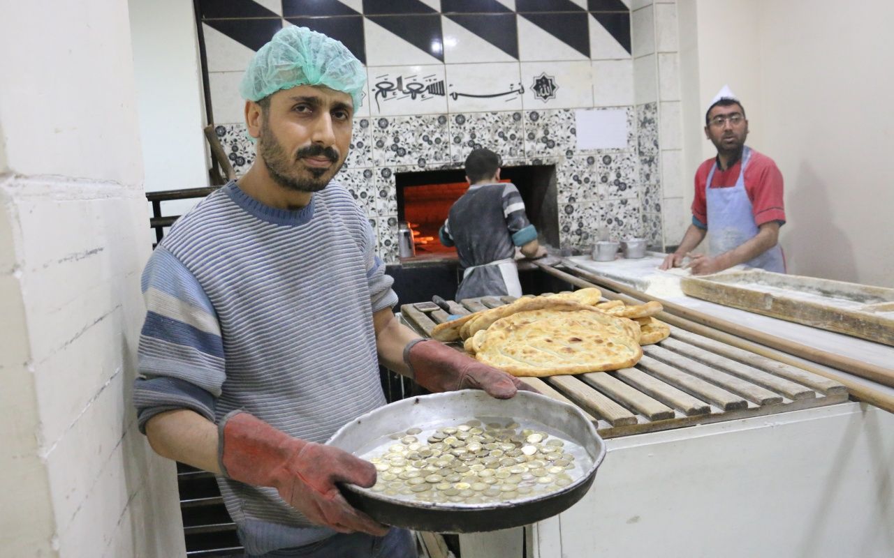 Madeni paraları fırında ısıtıp müşterilere veriyor 4