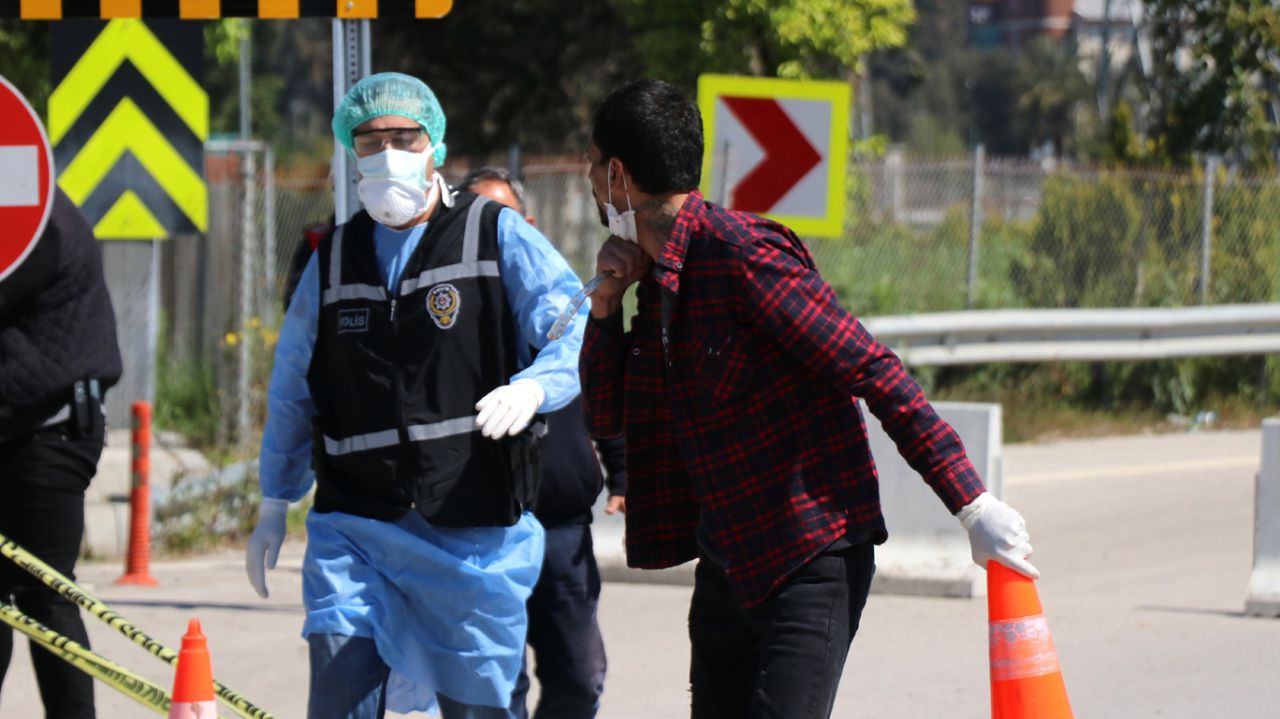 Koronavirüs olan adam hastaneden kaçıp polise cehennemi yaşattı 1