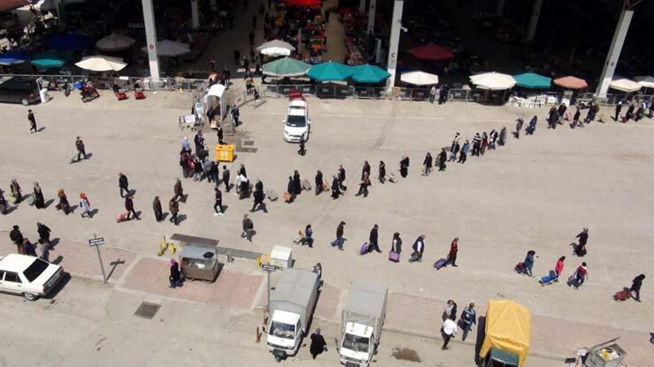 Son dakika... Burdur'da pazara girmek isteyenler, 1 kilometrelik kuyruk oluşturdu 1