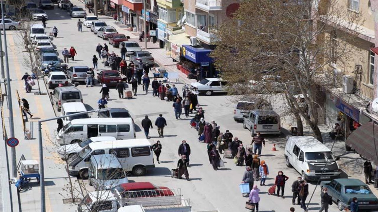 Son dakika... Burdur'da pazara girmek isteyenler, 1 kilometrelik kuyruk oluşturdu 10