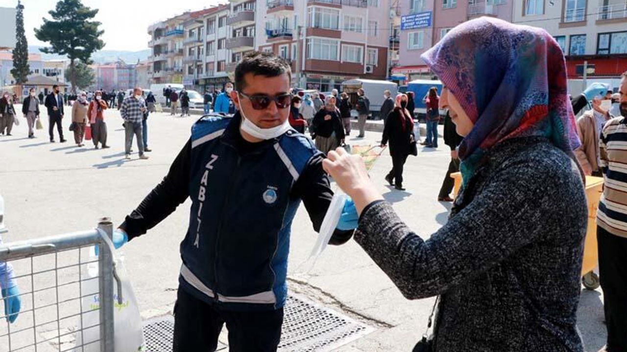 Son dakika... Burdur'da pazara girmek isteyenler, 1 kilometrelik kuyruk oluşturdu 2