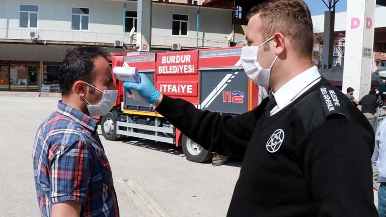 Son dakika... Burdur'da pazara girmek isteyenler, 1 kilometrelik kuyruk oluşturdu 3