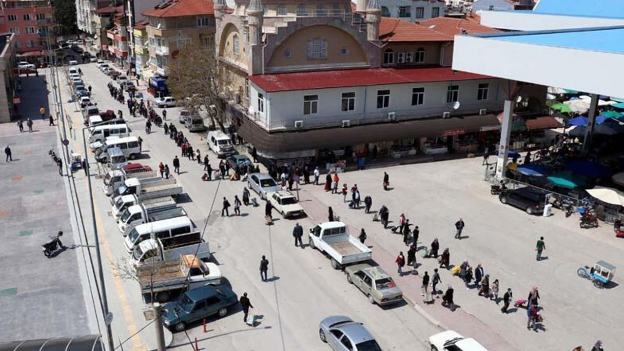 Son dakika... Burdur'da pazara girmek isteyenler, 1 kilometrelik kuyruk oluşturdu 4