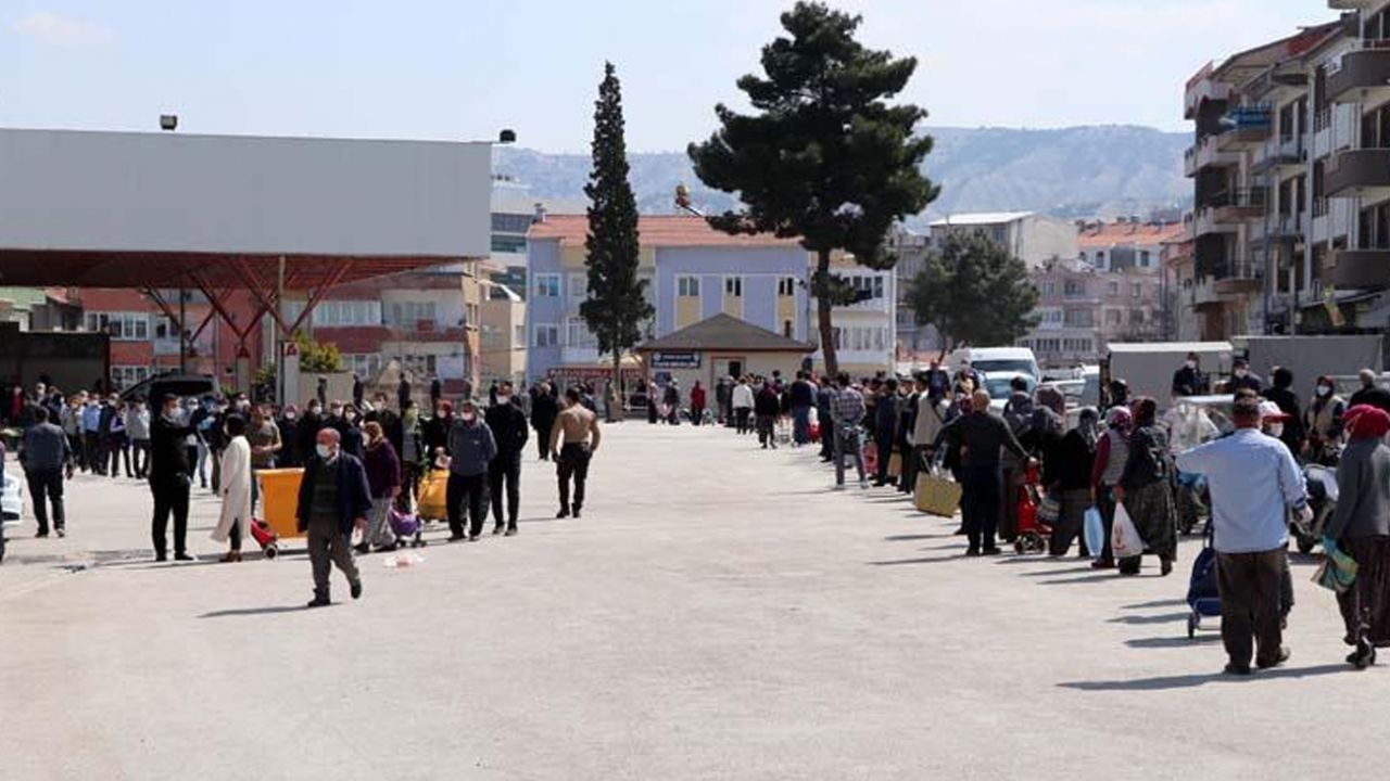 Son dakika... Burdur'da pazara girmek isteyenler, 1 kilometrelik kuyruk oluşturdu 5
