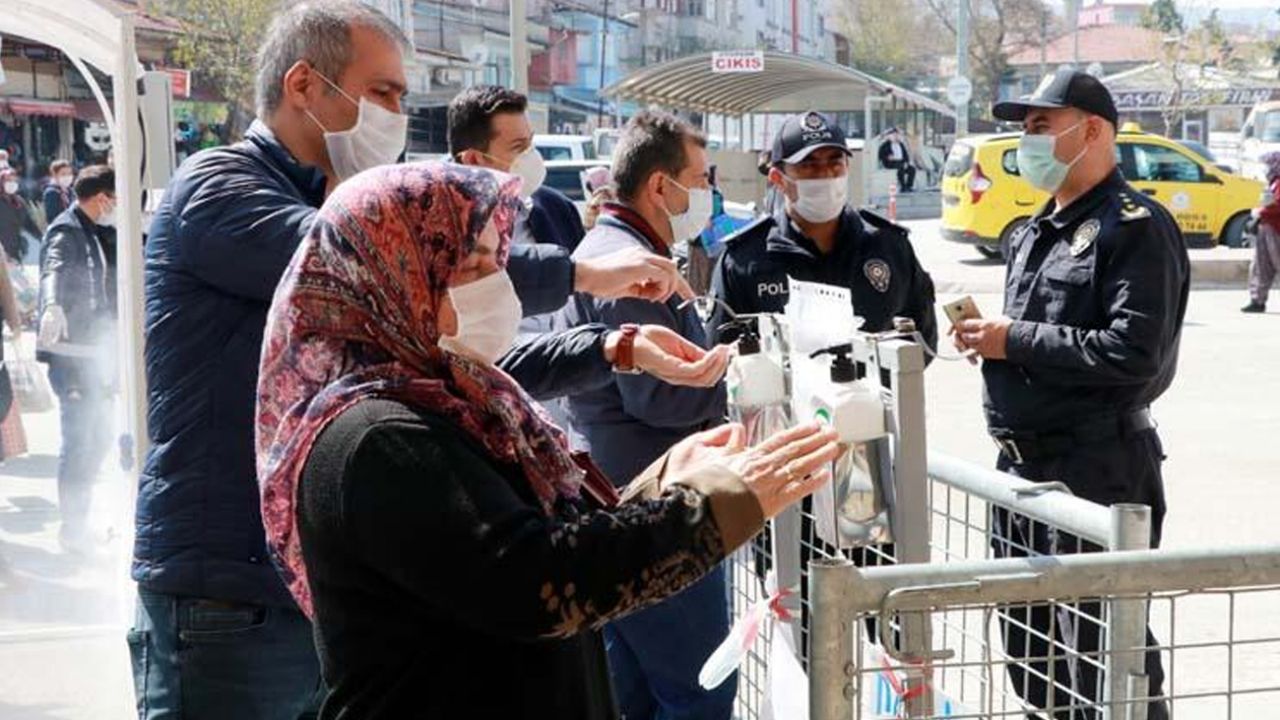 Son dakika... Burdur'da pazara girmek isteyenler, 1 kilometrelik kuyruk oluşturdu 7