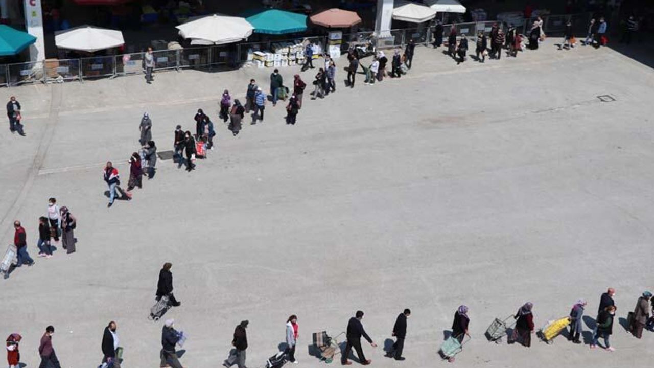 Son dakika... Burdur'da pazara girmek isteyenler, 1 kilometrelik kuyruk oluşturdu 8
