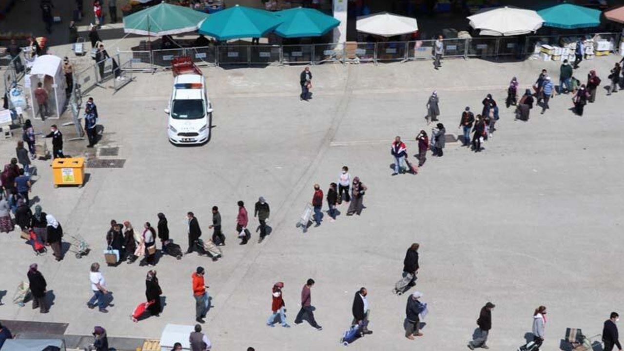 Son dakika... Burdur'da pazara girmek isteyenler, 1 kilometrelik kuyruk oluşturdu 9