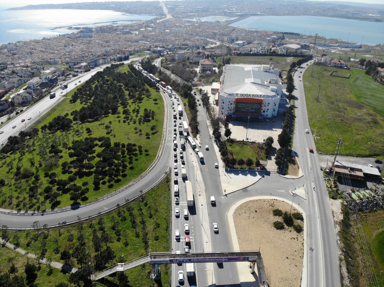 Sokağa çıkma yasağı öncesi İstanbul'da trafik kilitlendi 2