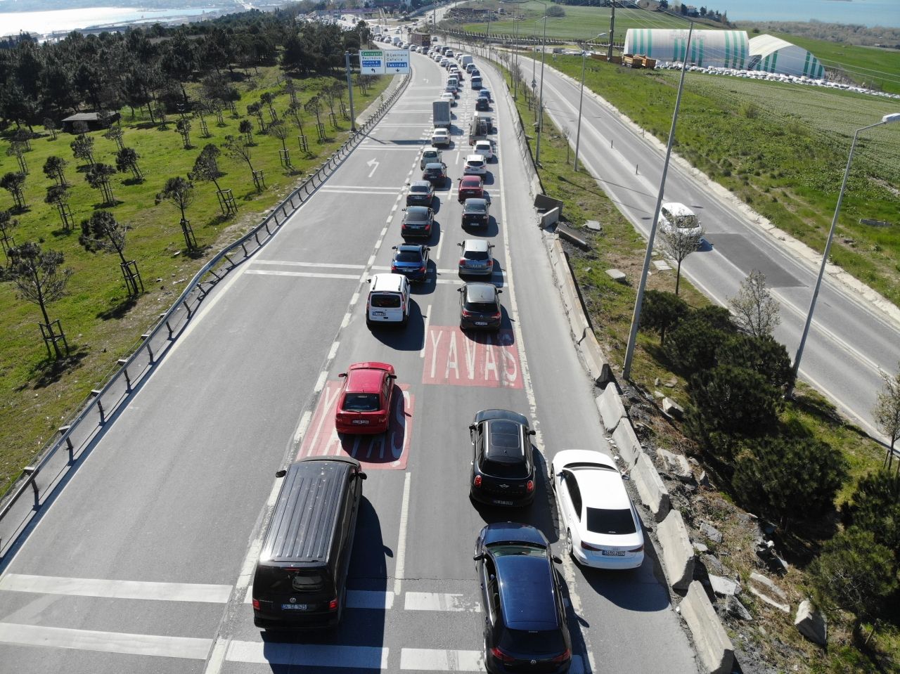 Sokağa çıkma yasağı öncesi İstanbul'da trafik kilitlendi 4