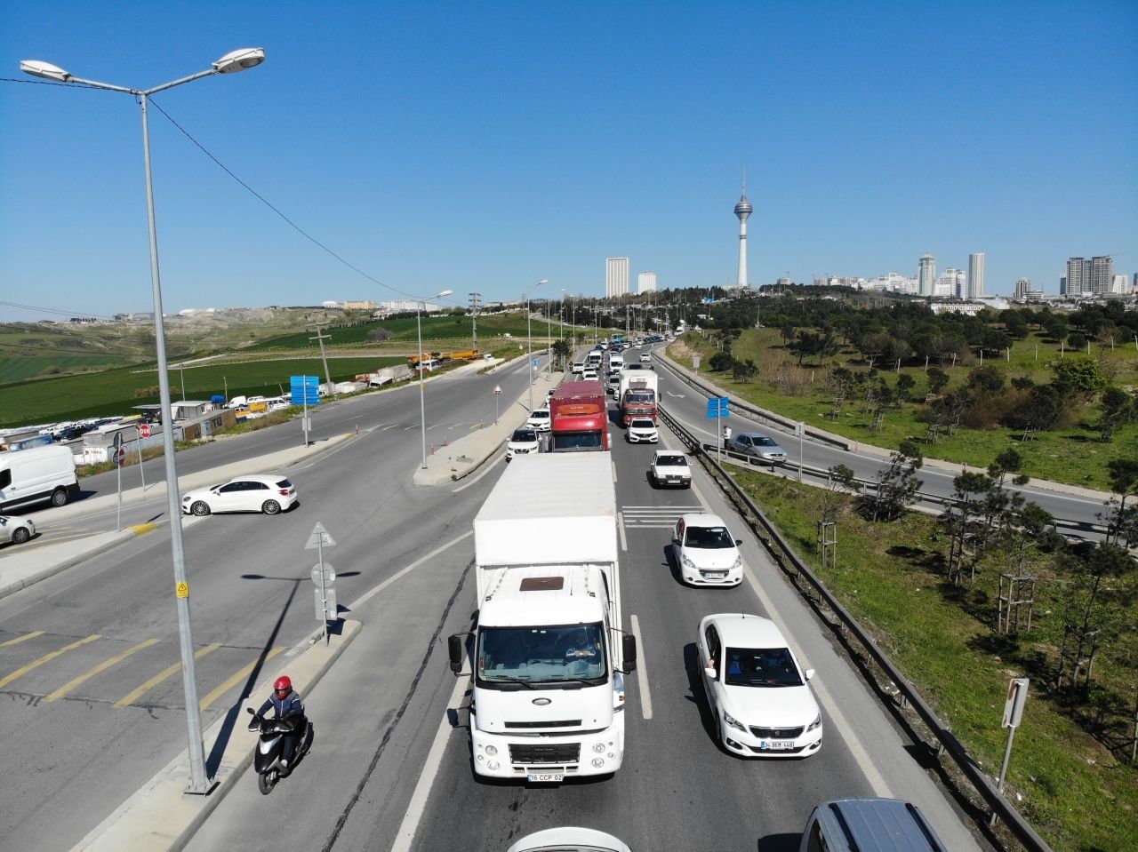 Sokağa çıkma yasağı öncesi İstanbul'da trafik kilitlendi 1