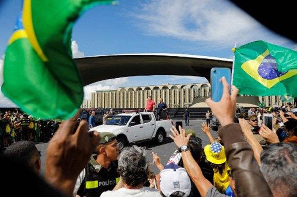 Brezilya Devlet Başkanı'ndan koronavirüs tedbirlerine karşı protesto 6