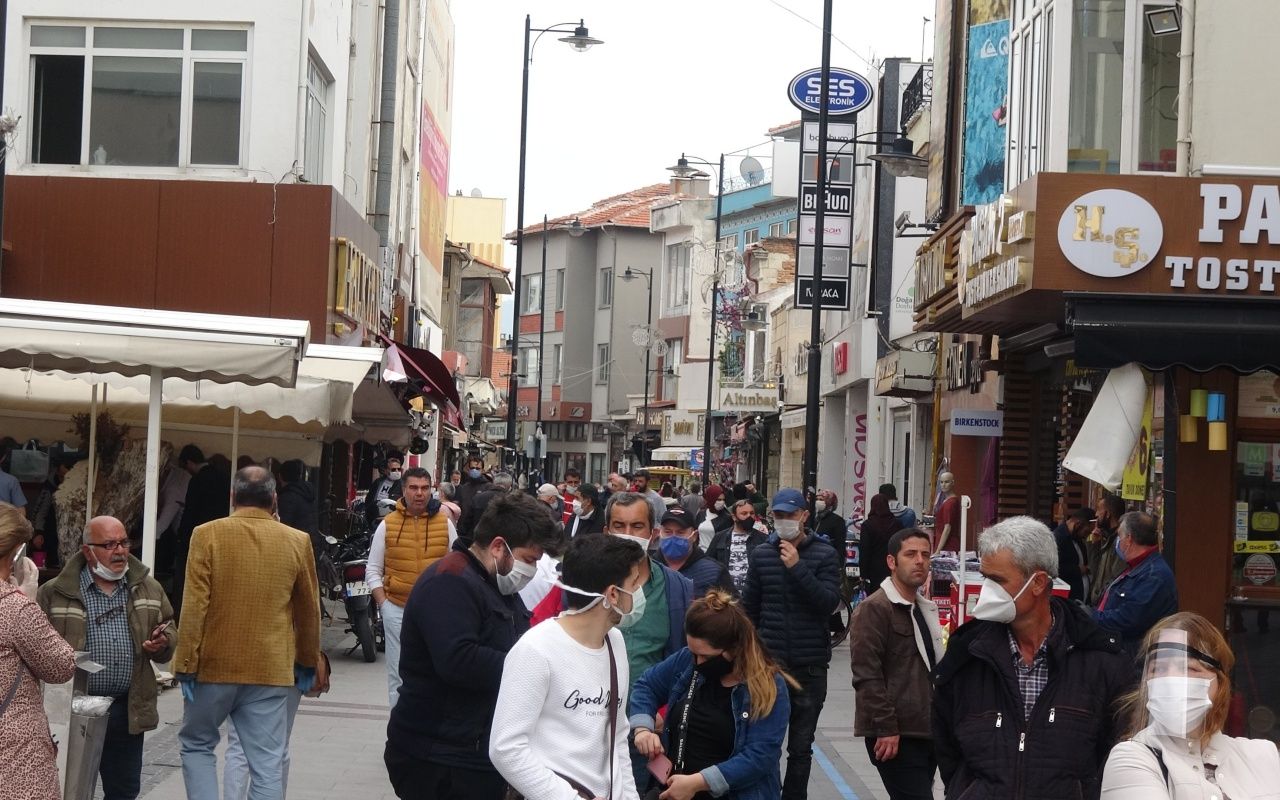 Koronaya aldırmadılar, maaş için uzun kuyruk oluşturdular 6