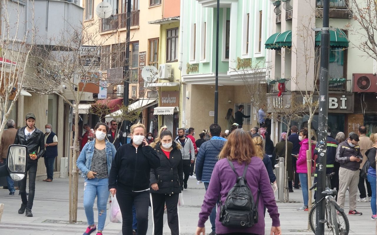 Koronaya aldırmadılar, maaş için uzun kuyruk oluşturdular 1