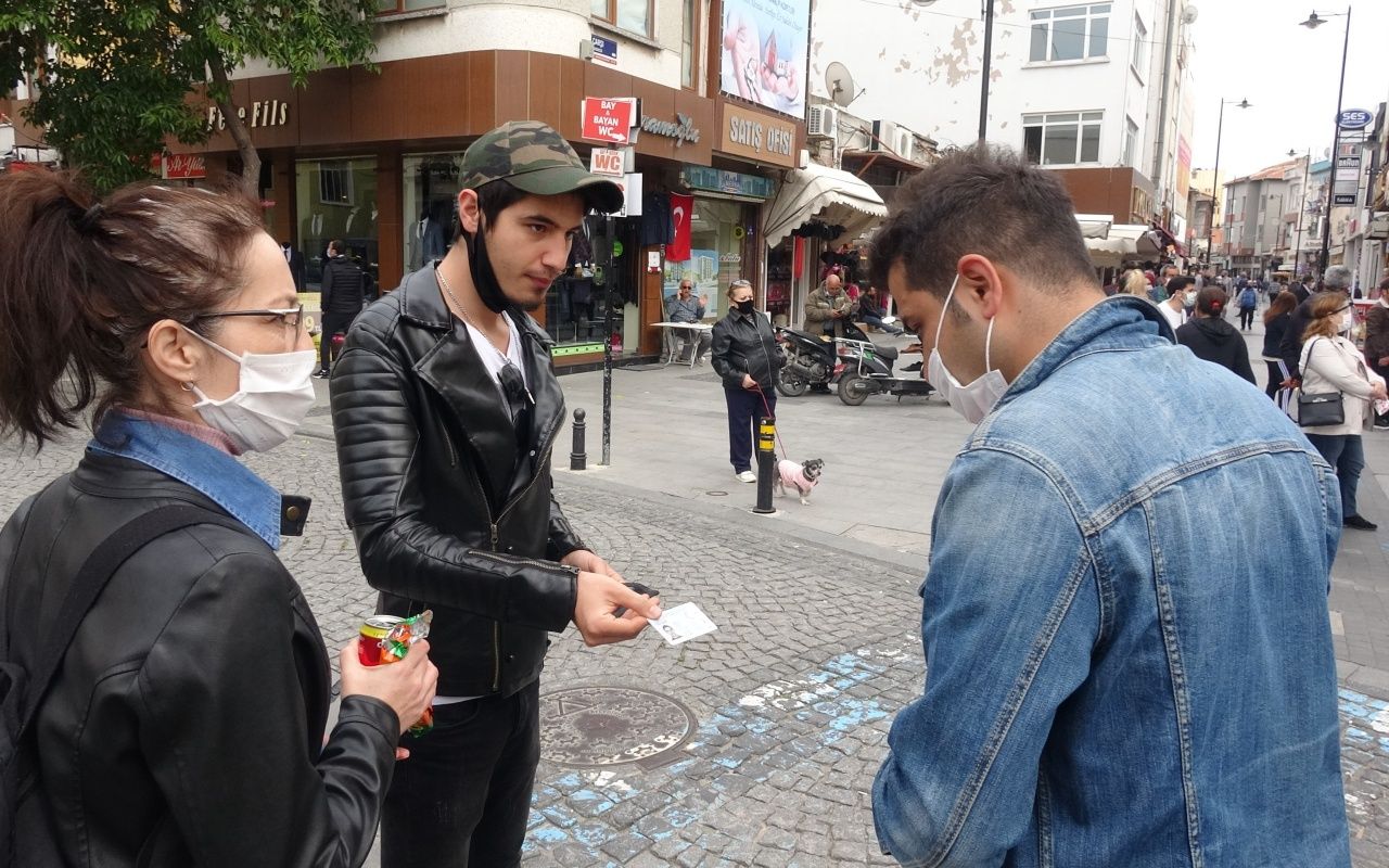 Koronaya aldırmadılar, maaş için uzun kuyruk oluşturdular 2