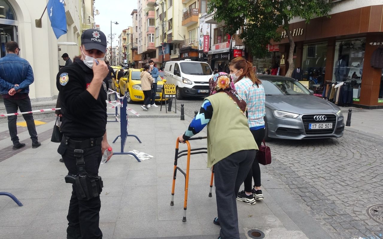 Koronaya aldırmadılar, maaş için uzun kuyruk oluşturdular 8