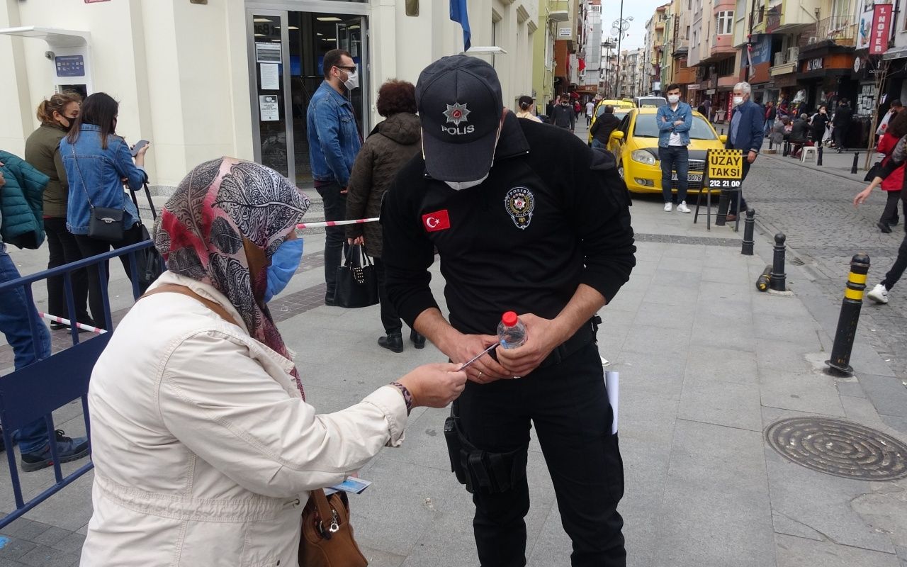 Koronaya aldırmadılar, maaş için uzun kuyruk oluşturdular 9