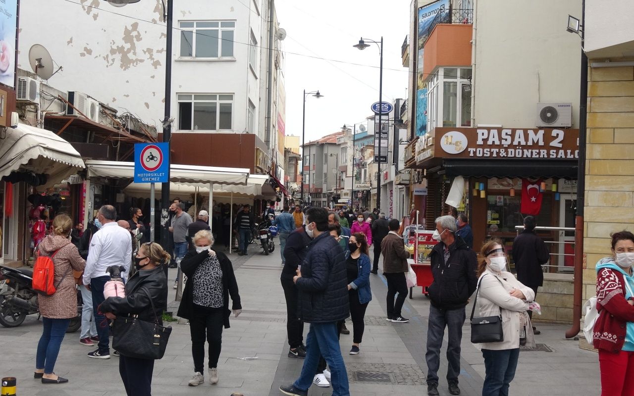 Koronaya aldırmadılar, maaş için uzun kuyruk oluşturdular 3