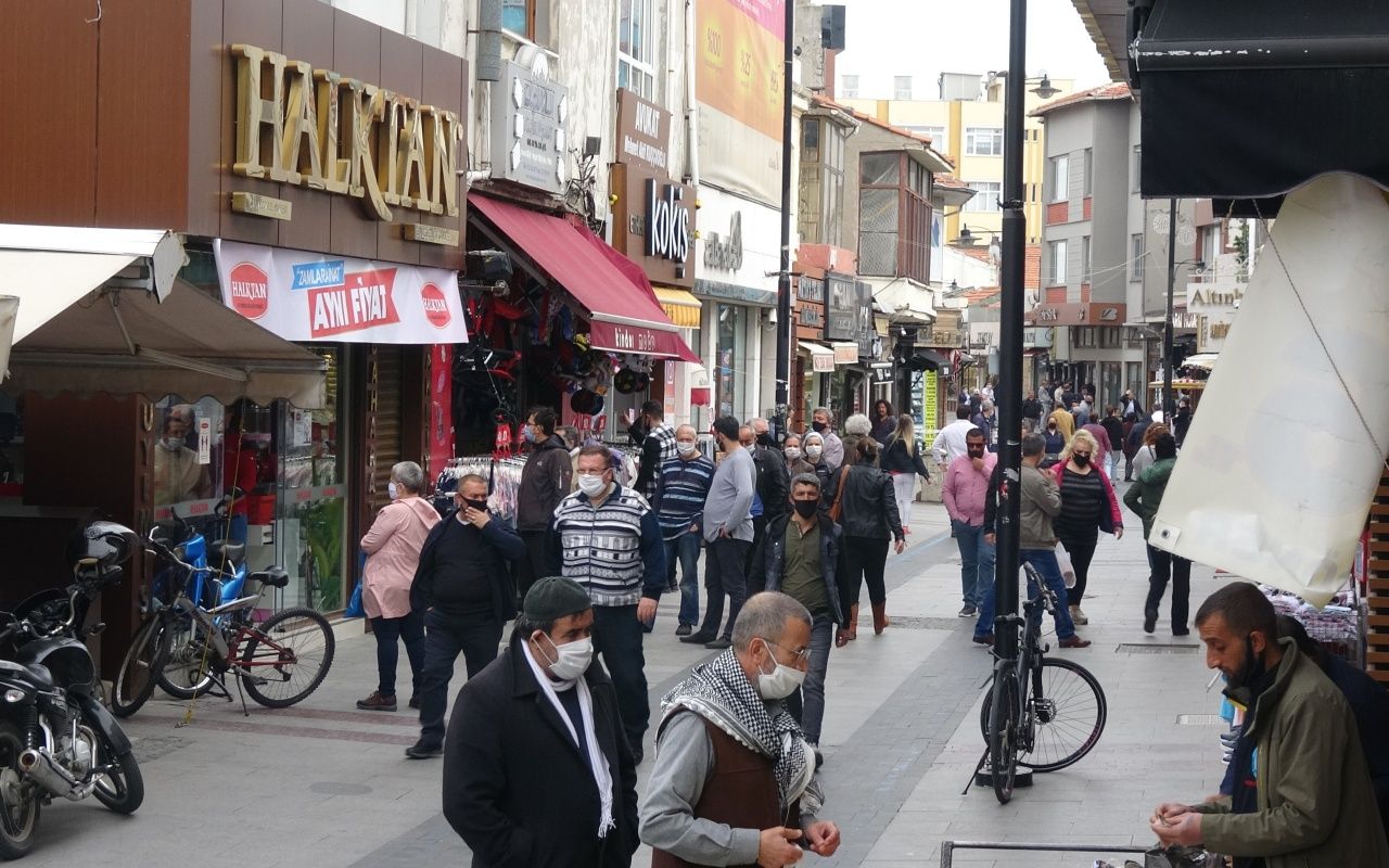 Koronaya aldırmadılar, maaş için uzun kuyruk oluşturdular 4