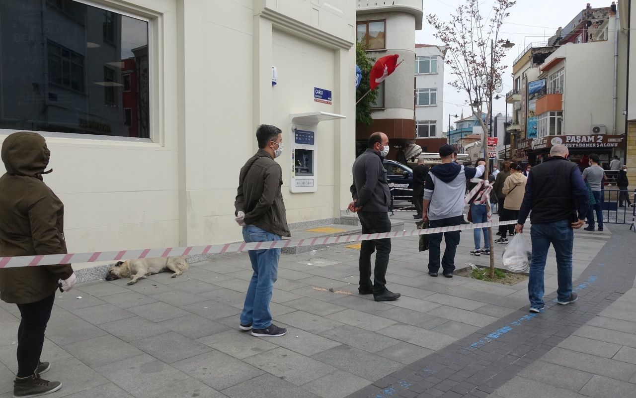 Koronaya aldırmadılar, maaş için uzun kuyruk oluşturdular 10