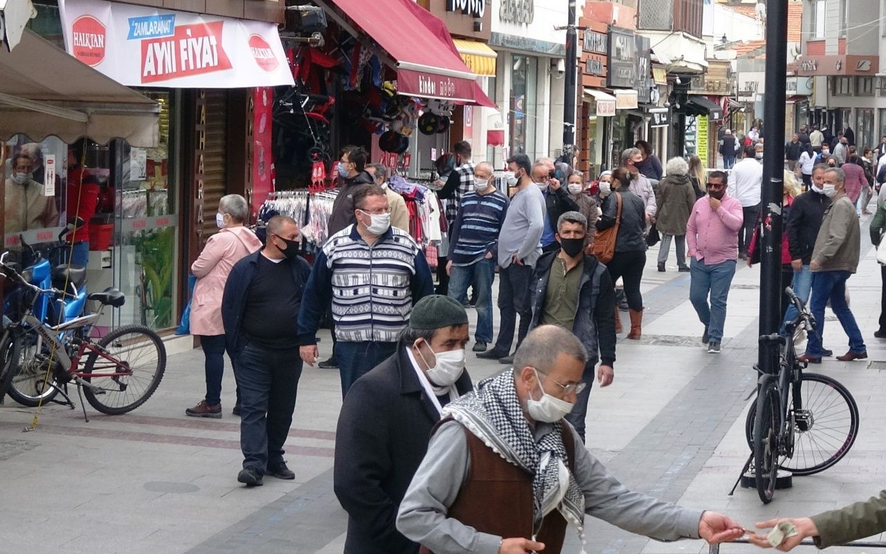 Koronaya aldırmadılar, maaş için uzun kuyruk oluşturdular 5