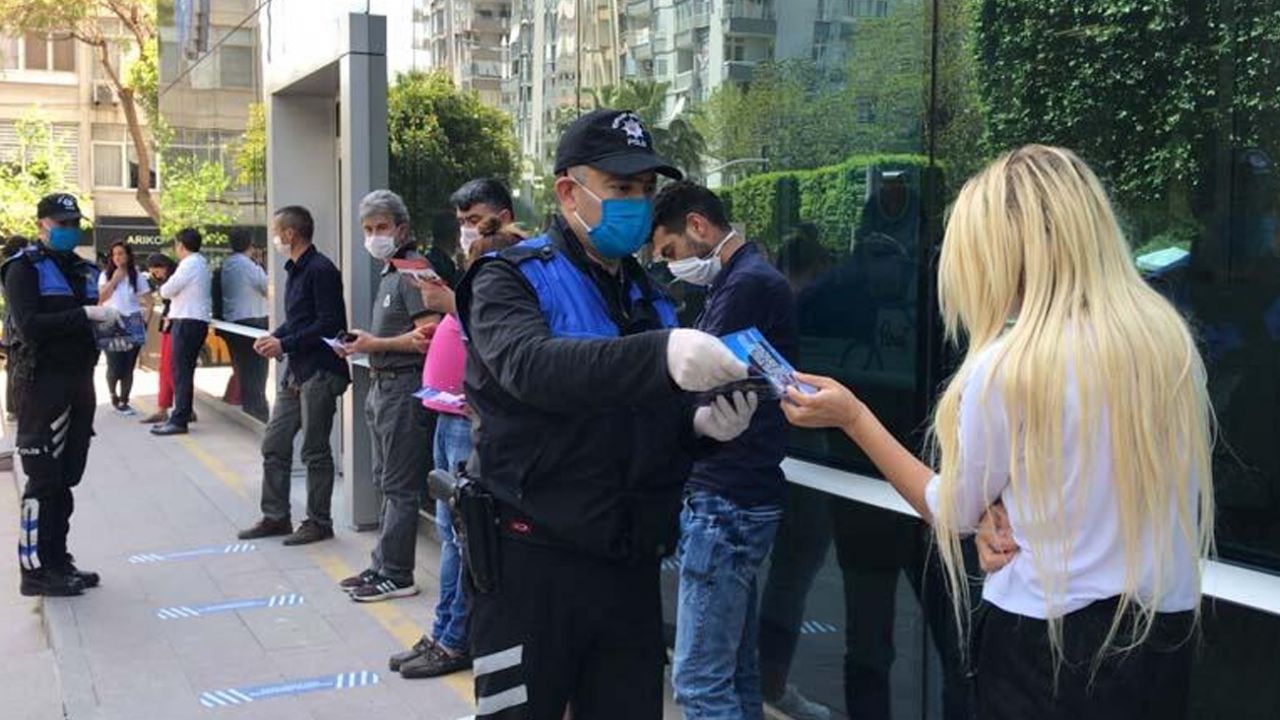 Son dakika... Adana'da bankaların önünde bekleyenlere sosyal mesafe ve dolandırıcılık uyarısı 2