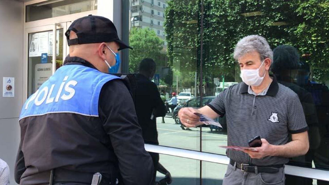 Son dakika... Adana'da bankaların önünde bekleyenlere sosyal mesafe ve dolandırıcılık uyarısı 3