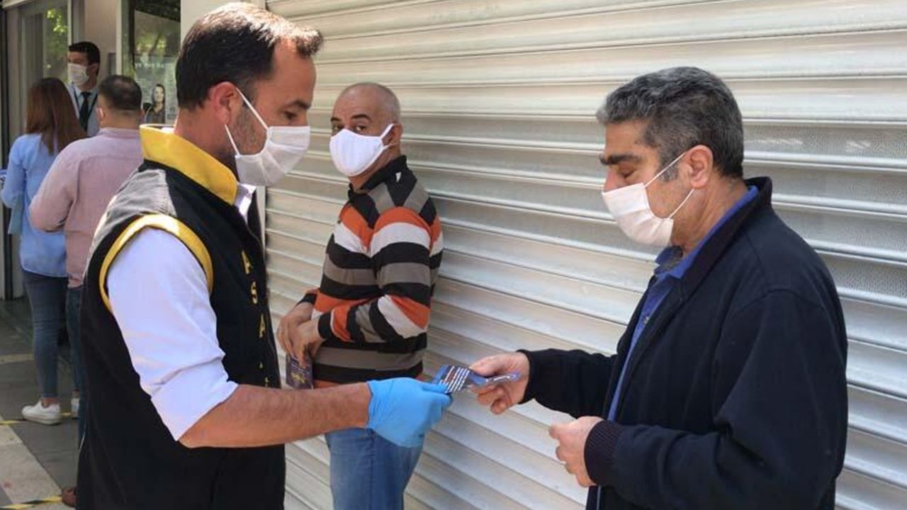 Son dakika... Adana'da bankaların önünde bekleyenlere sosyal mesafe ve dolandırıcılık uyarısı 4