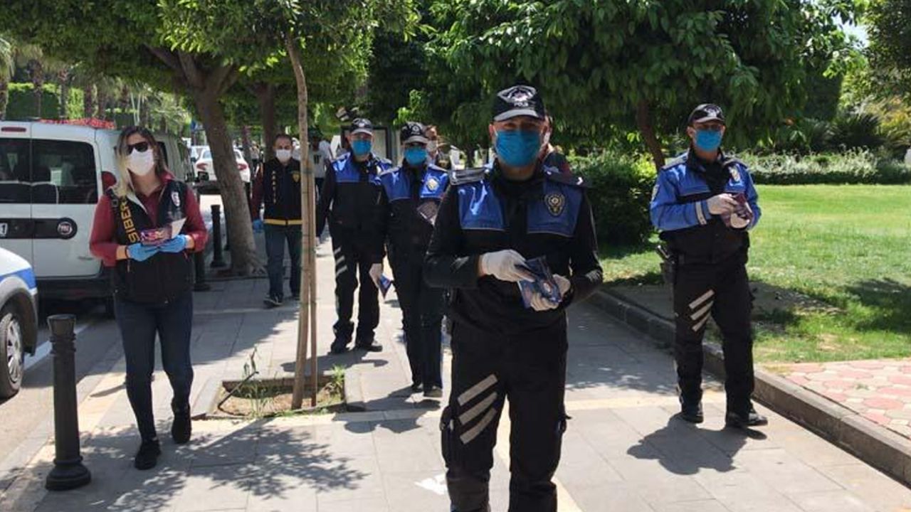 Son dakika... Adana'da bankaların önünde bekleyenlere sosyal mesafe ve dolandırıcılık uyarısı 5