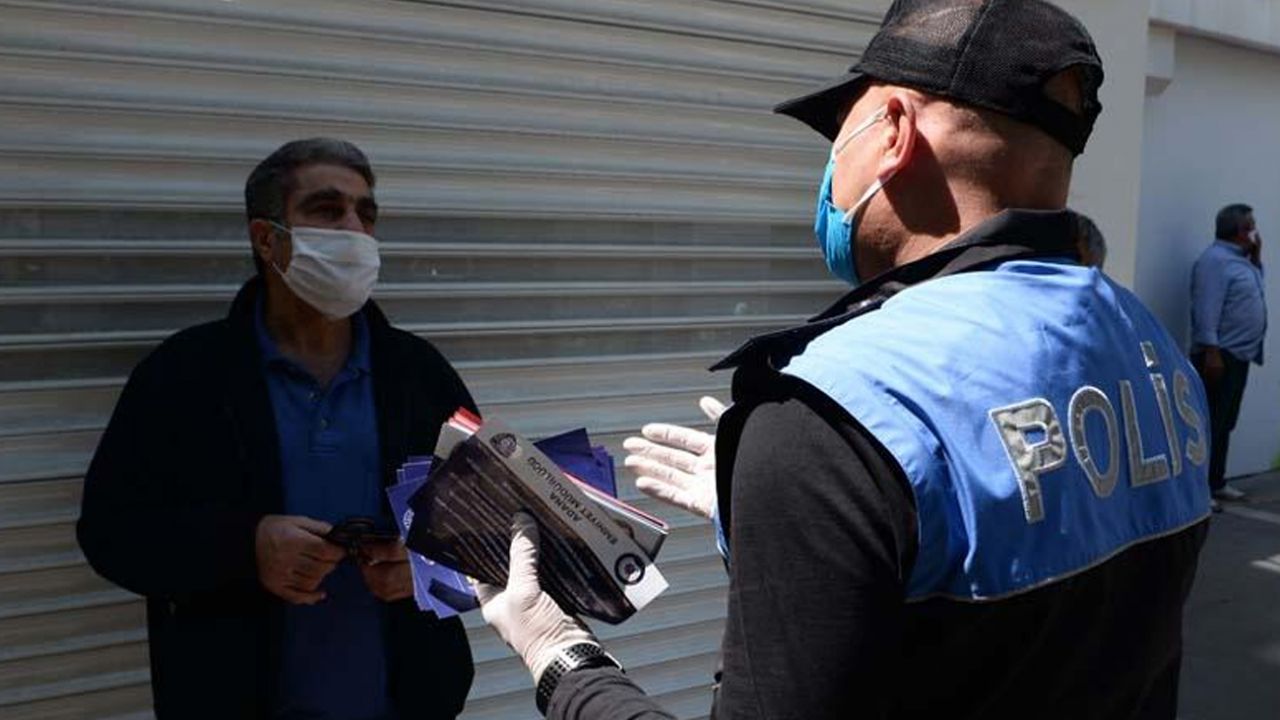 Son dakika... Adana'da bankaların önünde bekleyenlere sosyal mesafe ve dolandırıcılık uyarısı 6