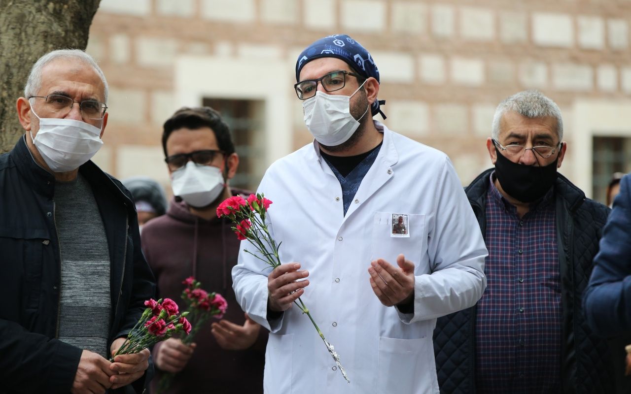 Koronaya yenilen doktor için anma töreni 7