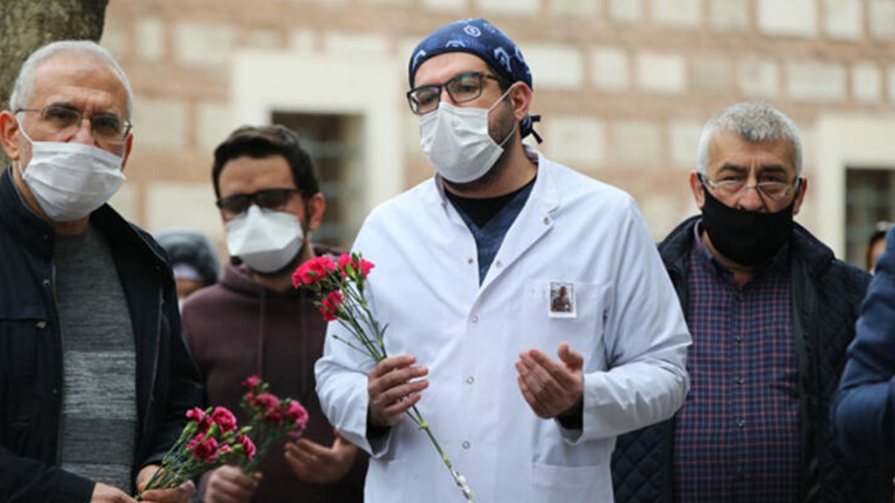 Son dakika... Koronavirüsten vefat eden Dr. Yavuz Kalaycı görev yaptığı yerde anıldı 11