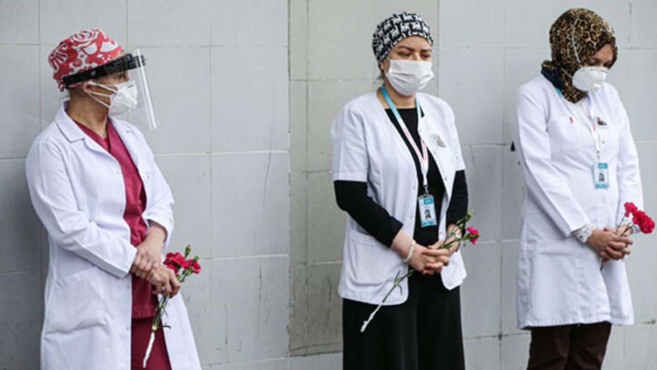 Son dakika... Koronavirüsten vefat eden Dr. Yavuz Kalaycı görev yaptığı yerde anıldı 7