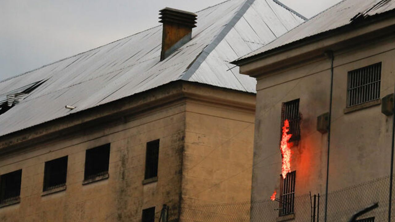 Son dakika... Karantinaya isyan edenler silahlarla sokaklara döküldü 12