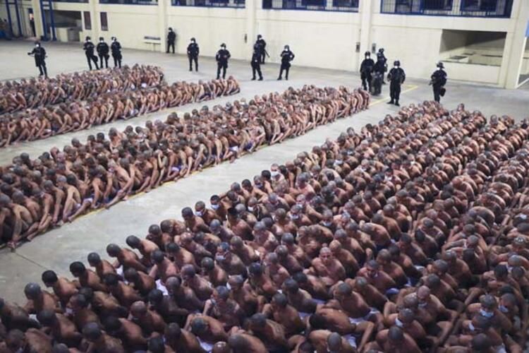 Cezaevinde maksimum acil durum! Mahkumları soyup dizdiler... 5
